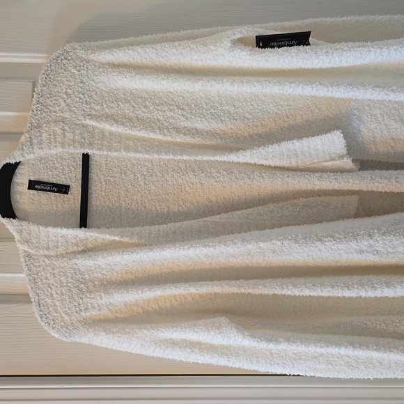 AMBRIELLE BRAND WOMEN'S "POLAR BEAR" WHITE WARM, SOFT ROBE SIZE LARGE - Picture 3 of 16